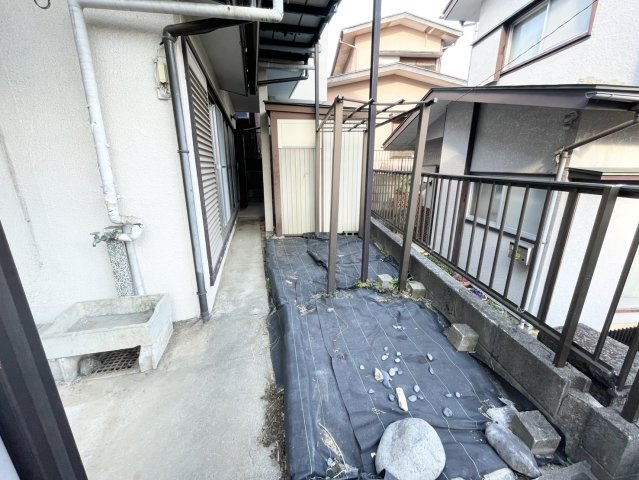 庭があることでガーデニングや家庭菜園はもちろん、こどもの遊び場やペットを放して遊ぶことができます。また、家の周囲に余裕があるということです。隣地との間があれば、十分な日当たりと、風通しが確保できます。