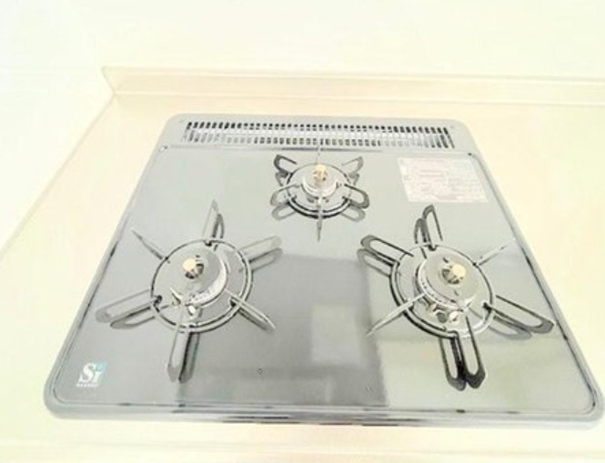3口コンロはお料理の幅が広がりそうですね。お掃除もラクラクになる構造ですね。