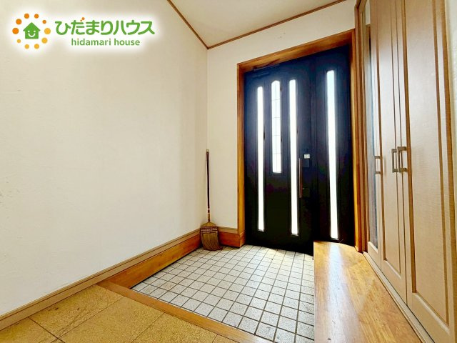 玄関はゆったりとした奥行き、幅を確保しており、お買い物帰りやお子様とのお出かけの際も安心です♪