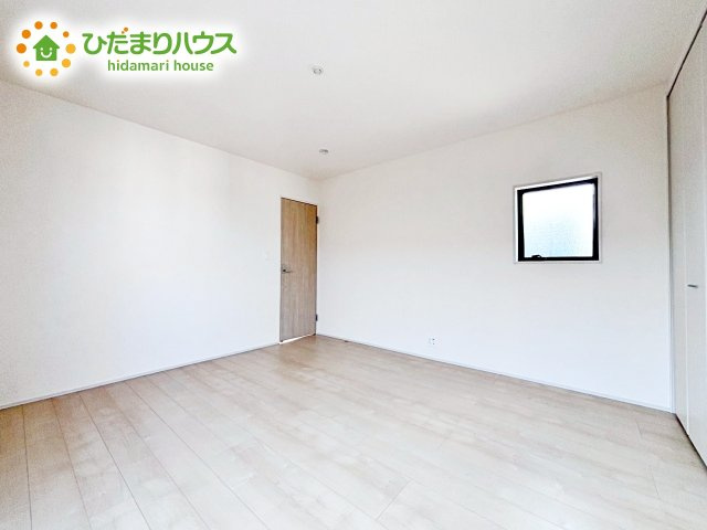 バルコニーに面していて、たっぷり光りの入る明るい主寝室です！