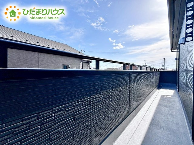 ワイドなバルコニーで、ご家族全員のお洋服もらくらく干せちゃいます☆日差しをたっぷりと浴びた布団やマットレスで気持ち良く休めるようになりますね！