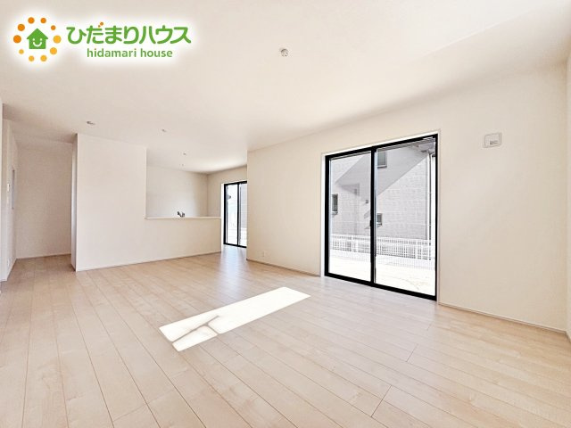 明るく開放的な空間が広がるLDK。室内には豊かな陽光が注ぎ込み、爽やかな住空間を演出。ホームパーティーでもゲストと一緒に料理を楽しみながら楽しい時間を過ごせそう。