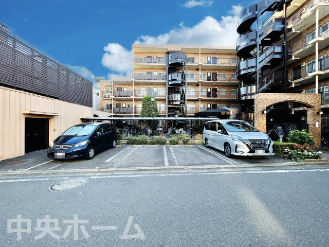 【敷地内駐車場】最新の空き状況や費用などの詳細は担当スタッフまでお問い合わせください。