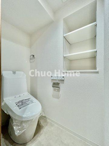 【トイレ】　収納スペースをしっかりと確保した温水洗浄便座機能付きトイレ。温水洗浄便座は清潔にお使いいただくための大切なアイテムです。