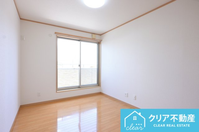南向きの大きな窓でとっても明るい居室です♪