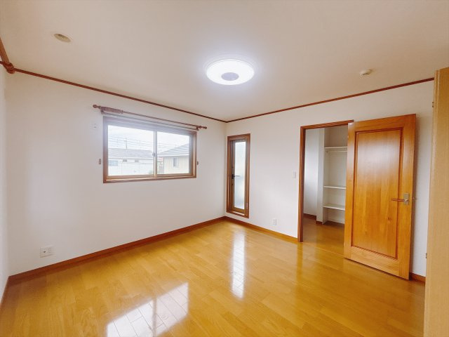 ■2階洋室｜ナチュラルカラーの床です。模様替えなどとても楽しく工夫できます♪陽当たり、風通しもとても良いので毎日快適な生活スタートです！子供部屋にも良いですね♪