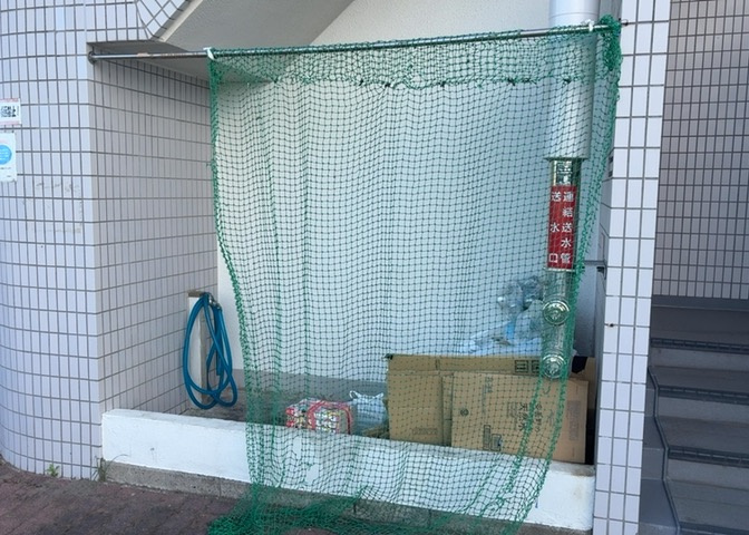 共有部分は、住民なら誰もが使える設備のこと。例えば駐車場やエレベーター、インターネット設備、セキュリティ設備などがあります。他にも、マンションの廊下・外部階段やエントランス・ゴミ置き場などがあります。