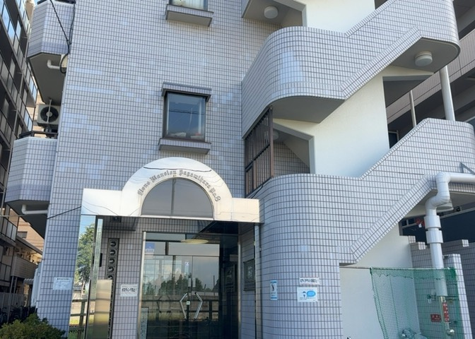 道幅が広い場所は日当たりや風通が良好です。幅が広いのですれ違いも可能ですし大きな車でも駐車可能！一方で、大型車が通ることも多くなるため交通量の増加により騒音に繋がります。また土地の値段が高くなります。