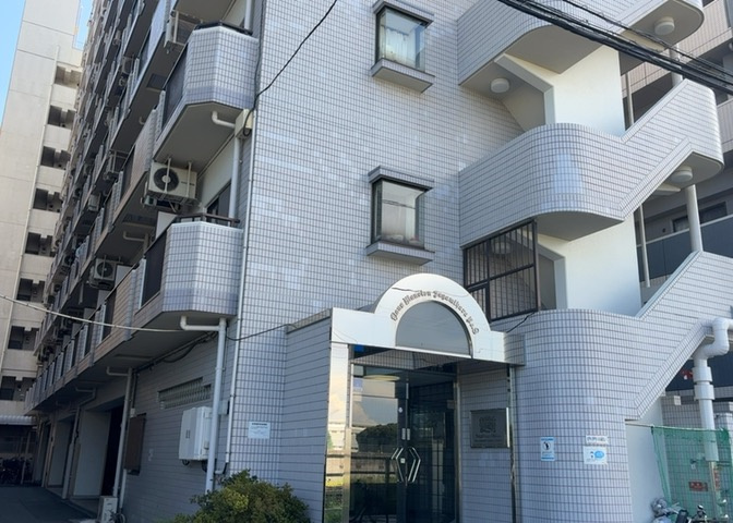 ＲＣ造、Reinforced　Concreteは直訳すると補強されたコンクリートです。主に柱や梁・床・壁が鉄筋とコンクリートで構成おり、鉄筋を組んだ型枠にコンクリートを流し込んで固めたものを指します。