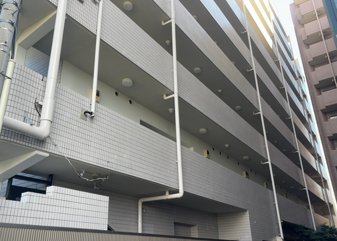 玄関は家の顔でもあり、家族以外の目にも止まる場所です。玄関は外との間を仕切る扉、靴などをしまっておく収納スペース、靴脱ぎのたたきスペース、来客とのやり取りをするドアホンなど複数のアイテムからなります。