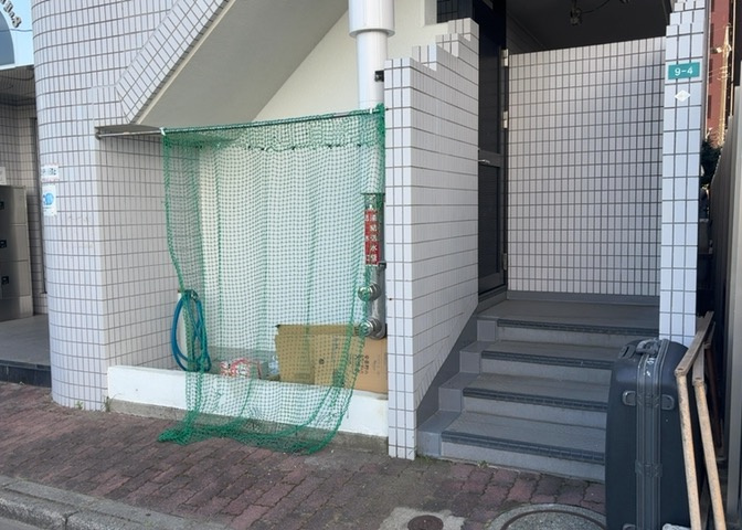 共有部分は、住民なら誰もが使える設備のこと。例えば駐車場やエレベーター、インターネット設備、セキュリティ設備などがあります。他にも、マンションの廊下・外部階段やエントランス・ゴミ置き場などがあります。