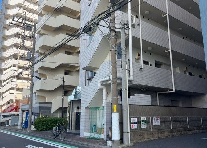 外観はマンション管理がされているかの目安になります。築年数が古いと、壁面は劣化してひび割れが生じることも！建物が古びていても細かいところが修繕されていると、きちんと管理されているなぁと感じるでしょう。