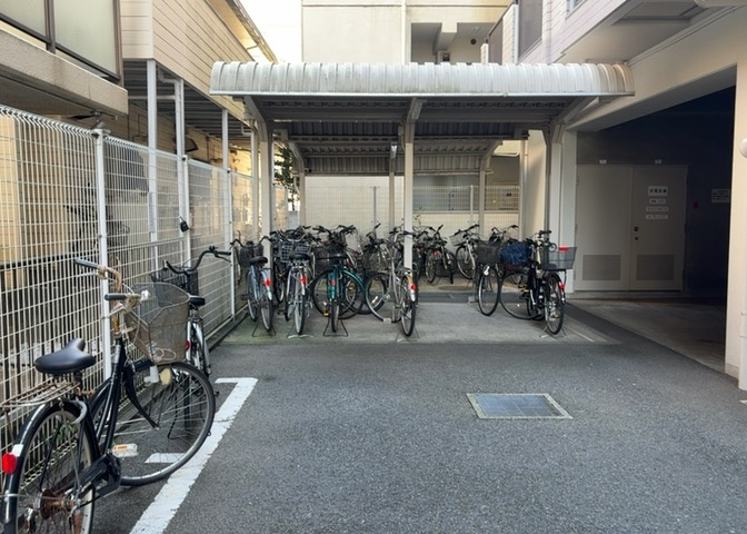 車一台あたりに必要なスペースは、標準サイズの普通自動車で横幅2m50cm、長さ5mは必要になります。ただし、乗降のことも考慮して横幅3m30cm、長さ5m50cmほどは確保できるところを選びましょう。