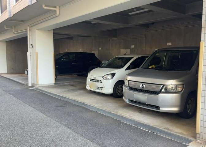 駐車場と明記されていても、最小スペースでつくられた駐車場だと大型車は駐車できなかったり、出入りしにくくなったりする可能性があります。お車のサイズと購入したい物件の駐車場のサイズを現地で確認しましょう。