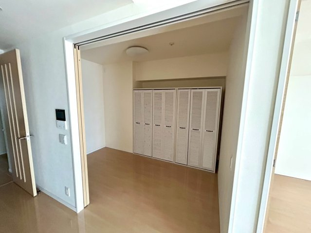 洋室のメリットは重い家具が置きやすく、身の回りが整理しやすいことです。　床がフローリングのため畳とは異なり凹みにくいです。　クローゼットなど収納が豊富で、普段使わない旅行カバンや服の整頓も簡単にです。