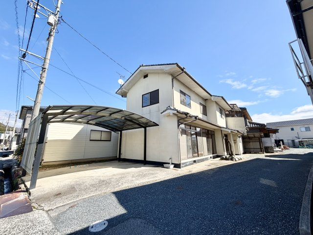 敷地にゆとりがあり、建物の周囲も広く確保されているため開放感があります。前面スペースも広く、駐車や日常の動線もゆったり。周辺には自然も感じられ、落ち着いた住環境でのびのびと暮らすことができます。