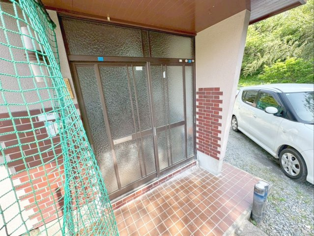 玄関ポーチは屋根付きで、雨の日も安心です！