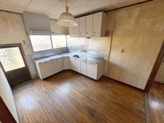 キッチンには勝手口があります！家事動線が良くて便利ですね！　（※AI加工により家具・小物を消去しています）