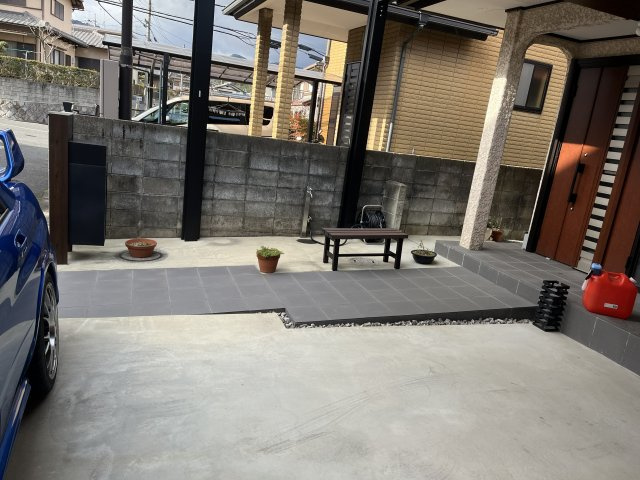 ゆるやかなスロープのアプローチ。