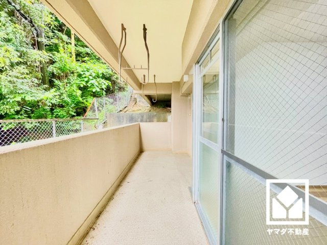 南向きバルコニーで陽当たり、風通し良好。広々としているため、お洗濯物をたっぷりと干す事ができます。