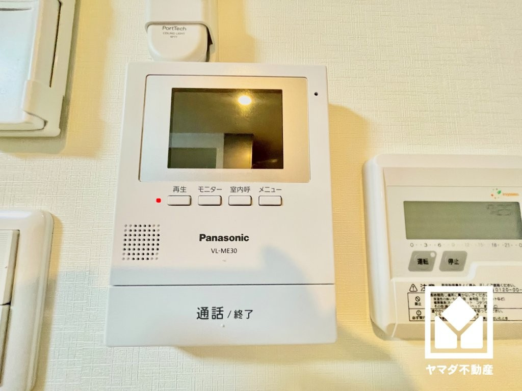 突然の来訪時にも防犯面で心強いモニター付きインターホンを設置。お留守番中のお子様も、室内からスムーズに相手の確認ができます。