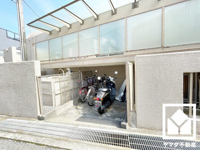 駐輪場を備えています。自転車やバイクを利用される方にも便利な共用設備です。