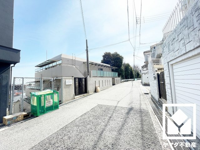 緑豊かな「夙川」まで徒歩1分（約30m）。川沿いには遊歩道が整備されており、お散歩やジョギングなどの運動も楽しめます。四季折々の緑を身近に感じながら、心身ともにリフレッシュできる健康的な住環境です。