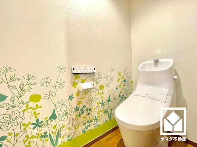 明るく清潔感溢れるトイレです。温水洗浄便座付きで、季節を問わずいつでも温かい便座をお使いいただけます。