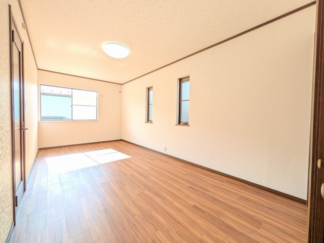 ～2階9.0帖の洋室　ベッドなど大型家具のレイアウトもしやすい広さです～