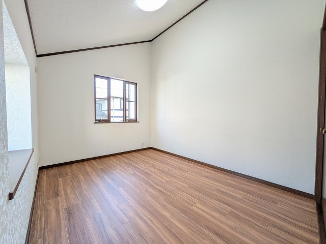 ～2階6.0帖の洋室　2面採光で明るく風通しの良いお部屋です～