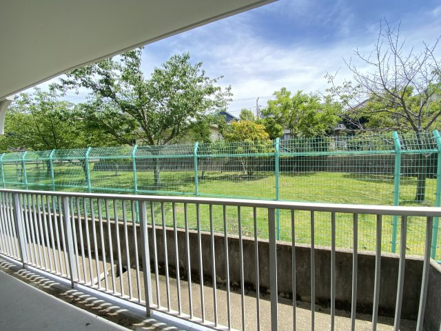向かいが公園なので開放感があります