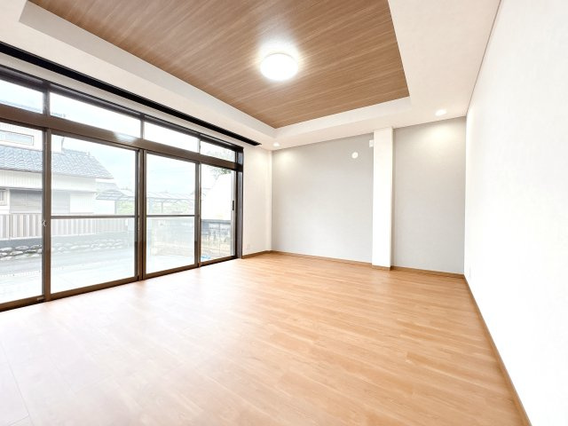 1F10帖の南側洋室になります♪