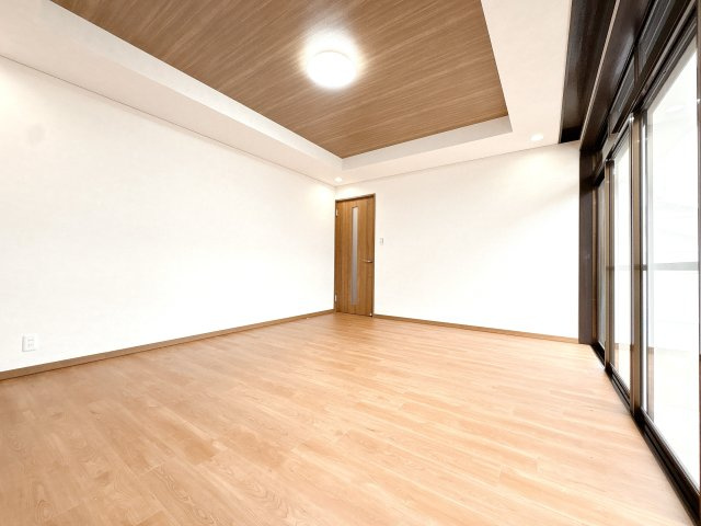1F南側洋室の別角度になります♪