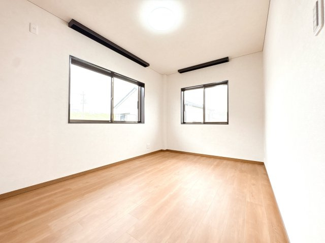 2F6帖の東側洋室になります♪