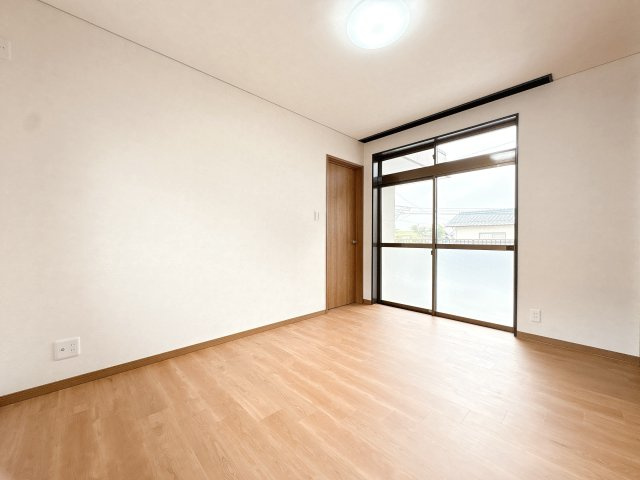 2F西側洋室の別角度になります♪