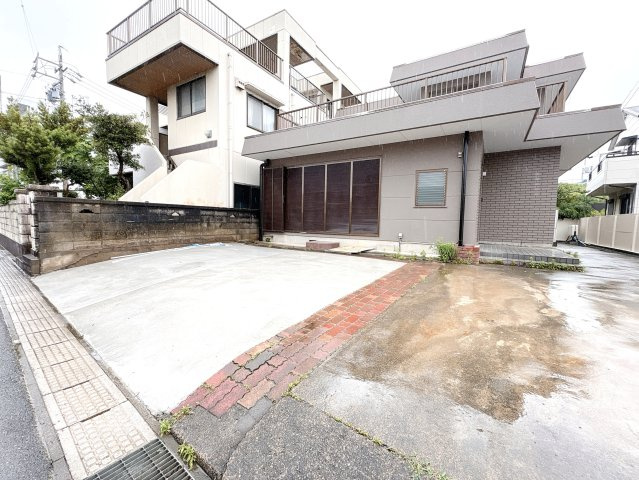 駐車場になります♪最大4台（車種制限有）まで駐車可能になります♪