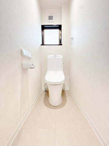 1F温水洗浄機付きのトイレになります♪