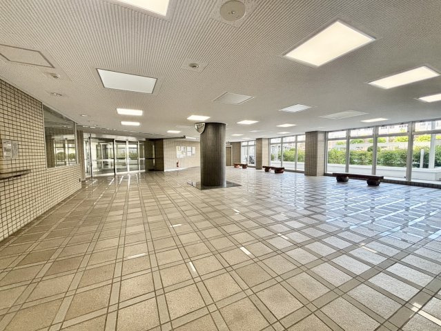 マンションエントランスは綺麗に管理が行き届いています。