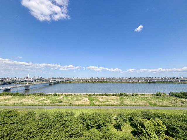 目の前を遮るものは無く、荒川の河川敷を一望できる眺望です。