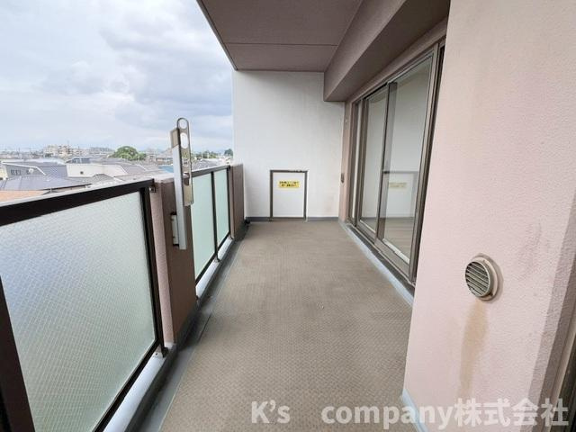 南側のバルコニーは幅がありプランターを置いて家庭菜園等を楽しむことができます◇