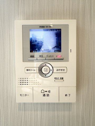 来訪者の顔を確認できるモニター付きインターホンを設置。室内から映像で来客を確認できるため、防犯面でも安心です。小さなお子様がいるご家庭や不在時の対応にも便利な設備となっています。