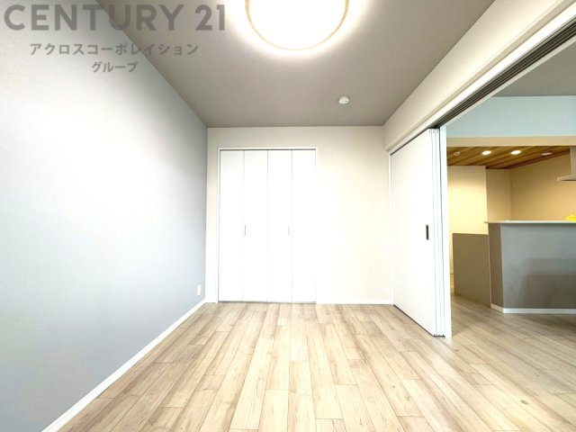 寝室…リラックスできるプライベート空間で、快適な睡眠をサポート。個人の好みに合わせたインテリアや寝具で心地良さを追求。プライベートな時間を過ごし、リフレッシュする場所におすすめです。