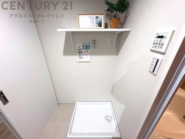 洗濯物の仕分け作業がしやすく、整理整頓が容易になります。洗濯音や湿気を他の部屋に持ち込まず、生活環境を快適に保ちます。上部を活用すれば収納スペースを確保でき洗剤や洗濯用品の整理もしやすくなります。