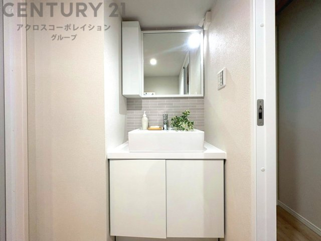 化粧品や洗顔料、歯ブラシなどの必需品をまとめて置ける収納スペースがあり、使用するたびに取り出す手間が省けます。また、水回りのため、濡れても大丈夫な素材が使用されており、お手入れが簡単です。