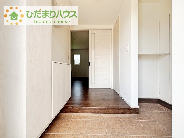 シューズクロークは、レインコートやベビーカー、ゴルフバッグなど大きな荷物を置けるので、　いつでも玄関を綺麗に保てます(*^-^*)