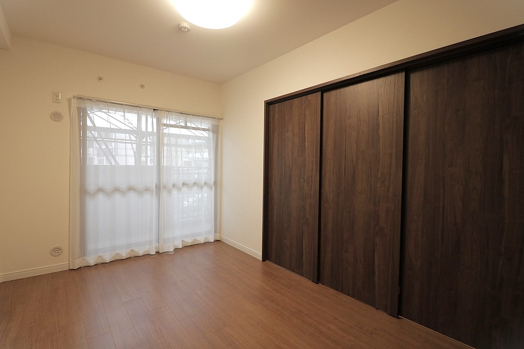 【洋室？：6帖】バルコニーに面したお部屋です☆