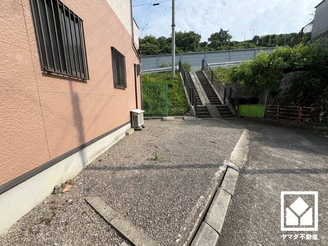 駐車スペースを2台分確保（サイズ要確認）。重い荷物や雨の日の移動もスムーズで、快適なカーライフを実現。来客時にも便利です。