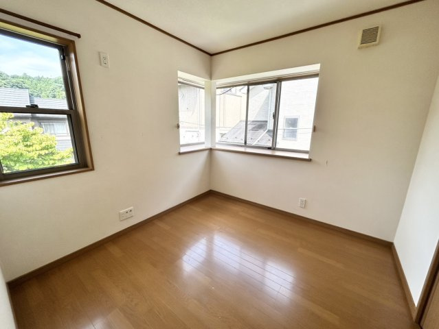 洋室のメリットは重い家具が置きやすく、身の回りが整理しやすいことです。　床がフローリングのため畳とは異なり凹みにくいです。　クローゼットなど収納が豊富で、普段使わない旅行カバンや服の整頓も簡単にです。