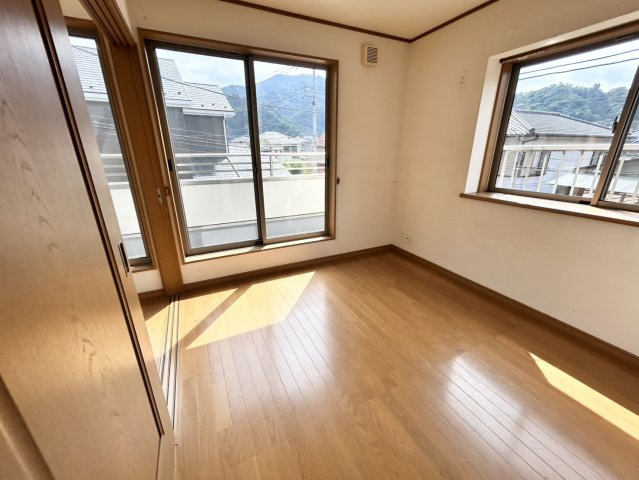 寝室でゆっくりと過ごすためにはベッド周りの適度な空間を担保することや窓の位置、照明の明るさ、寝室の広さなどを考える必要があります。自身や家族の構成とライフスタイルに併せて寝室にする部屋を選びましょう！