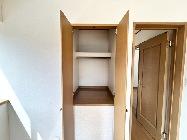 デザイン性を重視しすぎて収納が少なかった！なんてことにならないため、事前に現地で収納の数を確認しておくことをお勧めします。クローゼット以外にも床下収納や屋根裏収納、パントリーなどもチェックしましょう。